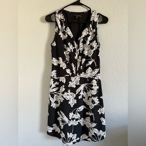 EUC Banana Republic Black and White Floral Sleeveless Dress (Size 0)
